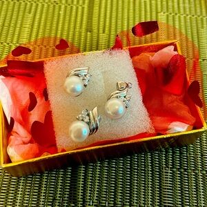 Freshwater pearl earrings and pendant